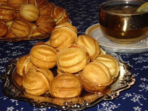 Орешки с вареной сгущенкой