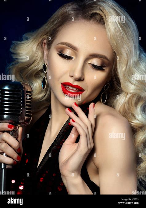Portrait De Jolie Blonde Chanteuse Style R Tro Holding Microphone Beau Maquillage Avec L Vres