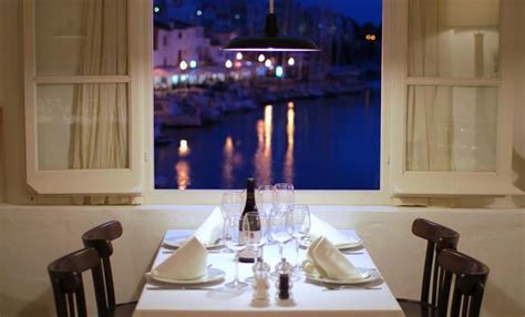 Un Lugar Para Enamorarse En S Amarador Menorca Restaurant Table