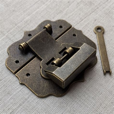 Большой замок с навесным для сундука 65х57 арт. З-140 бронза с ключом в ...