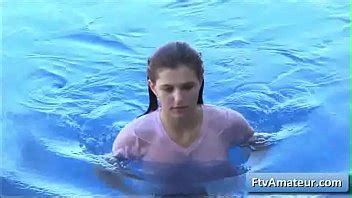 La Jovencita Fiona Se Da Un Ba O En Su Piscina Y Juega Con Sus Pezones Alegres Xvideos