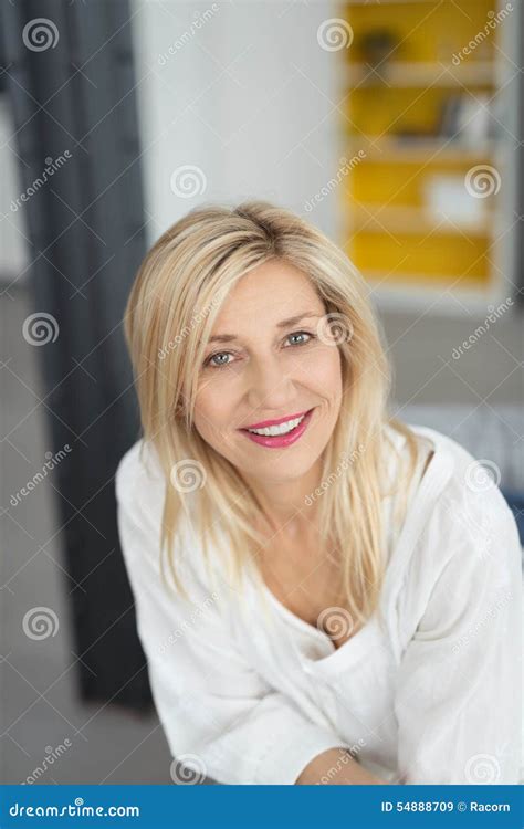 Femme Adulte Blonde De Sourire Regardant L Appareil Photo Image Stock Image Du Int Rieur