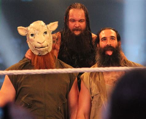 Erick Redbeard revela cómo nació su máscara de oveja en The Wyatt