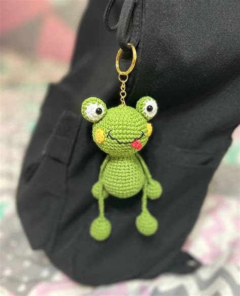 вязаная лягушка- брелок | Crochet toys, Crochet stitches, Knitted toys