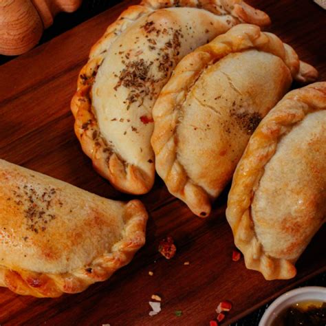 Confira como são feitas as empanadas Huguito Donuts café e