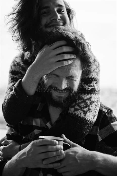 Pareja Gay Asiática Parada Y Abrazándose Cerca De La Ventana En Casa Jóvenes LGBTQ Hombres