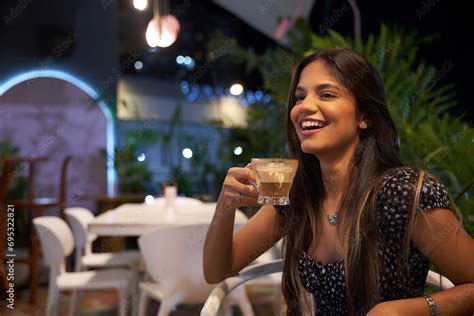 Mujer Joven latina de cabello castaño largo tomando cafe sentada Stock Photo Adobe Stock