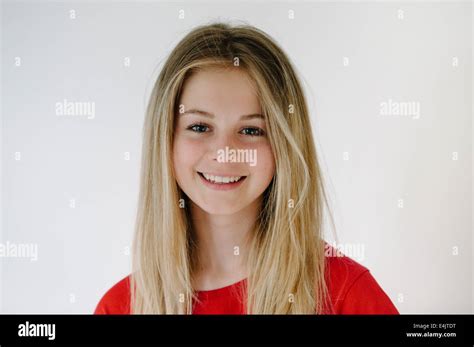 Hübsche blonde Teenager Mädchen lächelnd Stockfotografie Alamy