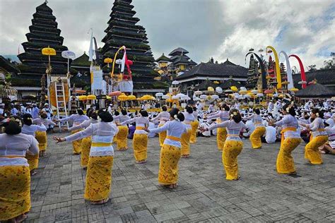 Upacara Ibtk Kasineb Paguyuban Drama Gong Lawas Ngayah Tari Wali