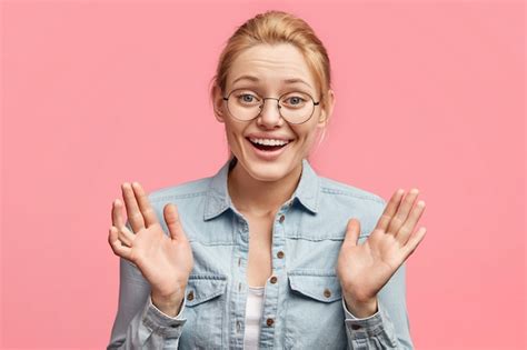 Belle Femme Blonde Mignonne étant Heureuse De Rencontrer Des Amis Proches Après Une Longue