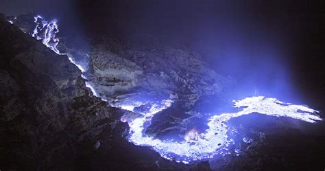 El volcán de Indonesia que expulsa lava con resplandor azul