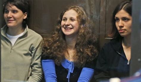 Corte De Moscu Deja En Libertad A Una De Las Integrantes Del Grupo Pussy Riot Magazine Latino