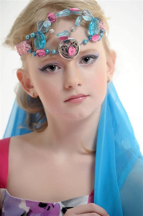 Jonge Blonde Prinses Met Een Mooie Oosterse Versiering Op Haar Hoofd Met Stenen Sprookje Stock