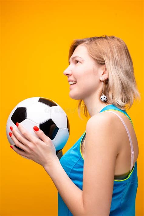 Photo De Blonde Avec Du Ballon De Football Sur Le Fond Jaune Image Stock Image Du Adulte