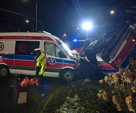 Poważny wypadek dwóch karetek w centrum Krakowa Jeden kierowca w