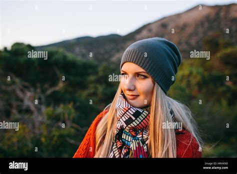 Portrait D Une Belle Jeune Femme Blonde Avec Chapeau Pull Rouge Et Foulard Color En Plein Air