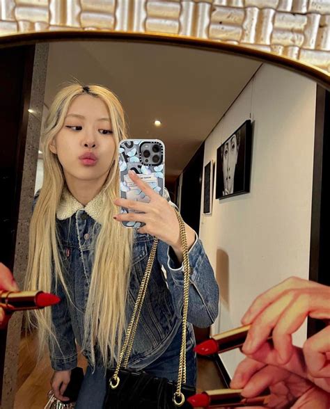 lisa blackpink ho henh de lo hint len doi iphone  du dang lam