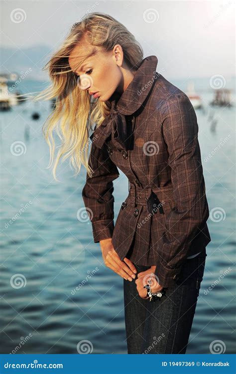 Blonde Hermoso Imagen De Archivo Imagen De Pelo Hembra 19497369