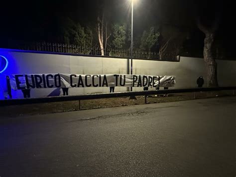 Lazio Dopo L Atalanta La Rabbia Dei Tifosi A Formello Striscioni