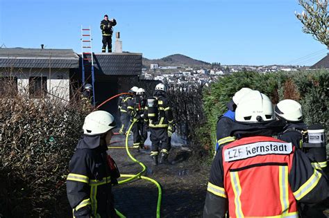 Brennende Hecke Sorgt F R Feuerwehreinsatz Kreis Mayen Koblenz