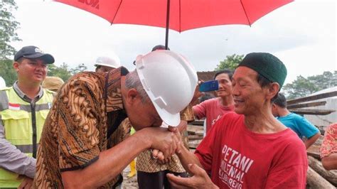 Gubernur Jateng Ganjar Pranowo Cium Tangan Petani Subari Hibahkan