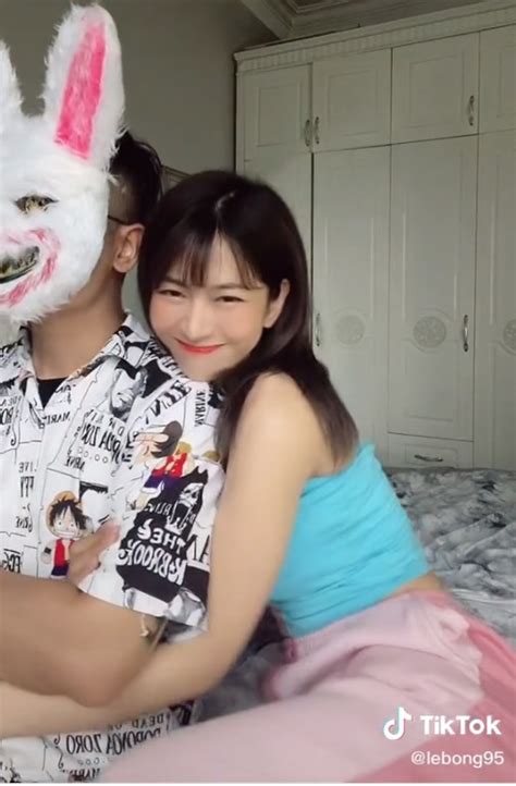 Lê Bống lộ clip ôm ấp trai lạ trên giường tại nhà riêng hot hơn cả clip nóng 2 phút Tinmoi