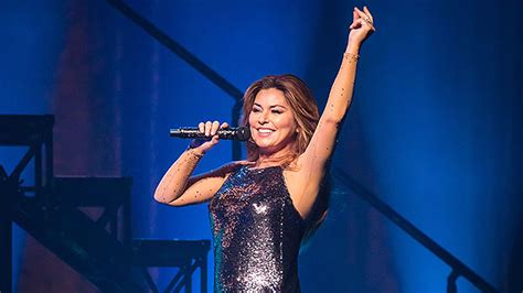 Shania Twain Falls During Concert In Chicago: Watch – Hollywood Life