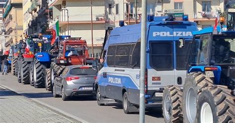 Salerno Protesta Dei Trattori In In Piazza Della Concordia Una