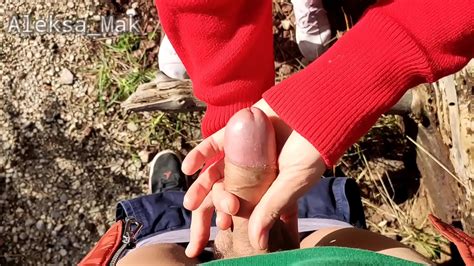GUAU Pequeña colegiala que camina en el bosque termina con una corrida de un amigo XVIDEOS