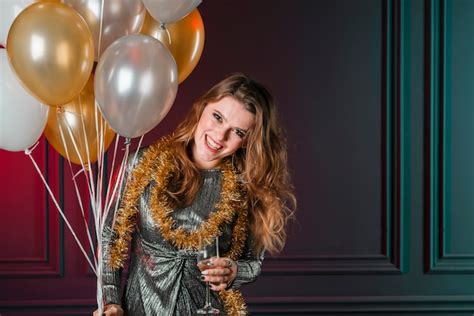 Fille Blonde Tenant Des Ballons Photo Gratuite