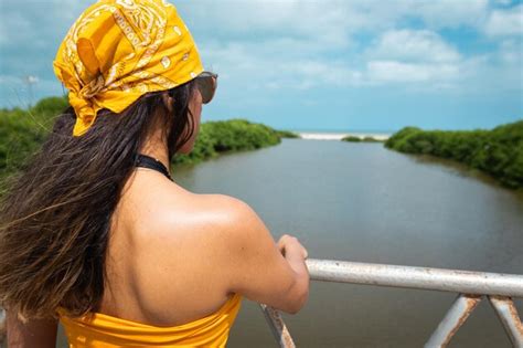 Femme Latina Avec Des Lunettes De Soleil Et Un Foulard Regardant L embouchure De La Rivière
