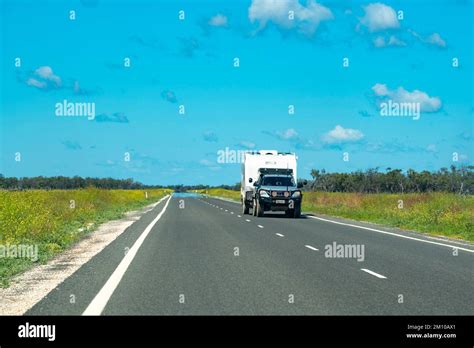 Quattro Ruote Motrici E Roulotte Lungo Rettilineo Immagini E Fotografie