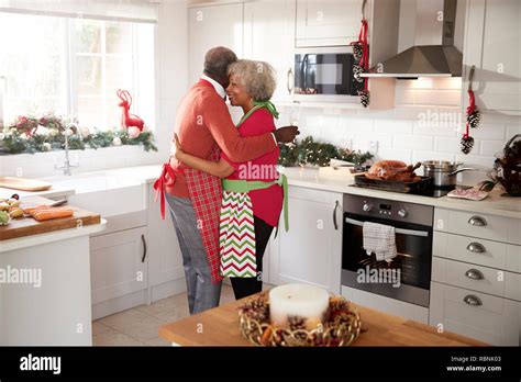 Femme mature debout dans la cuisine Banque de photographies et dimages à haute résolution Alamy