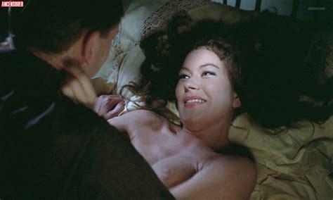 Naked Hanne Løye in Dyden går amok