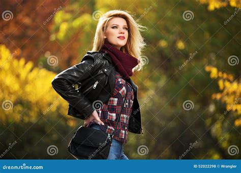 Femme Blonde De Jeune Mode Dans La Veste En Cuir En Parc D Automne Photo Stock Image Du Humain