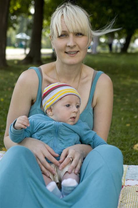 Glückliche Blonde Mutterholding Ihr Schätzchen Stockfoto Bild von menschlich schön 10835902
