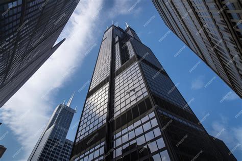 Premium AI Image | The sears tower is the tallest building in chicago.