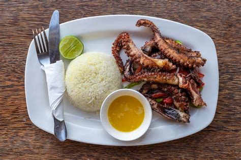 Tent Culos De Pulpo Frito Con Arroz Blanco En Un Plato De Cerca Foto