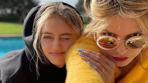 Mit Fernglas In Der Hand Leni Klum Zeigt Sich Im Bikini