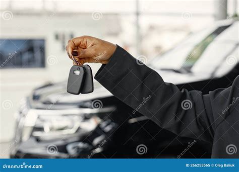 Mulher Negra Segurando Chaves De Carro Carro Em Segundo Plano