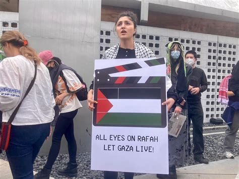 Un Millar De Personas Se Manifestaron En La Puerta Del Dolby Theatre En