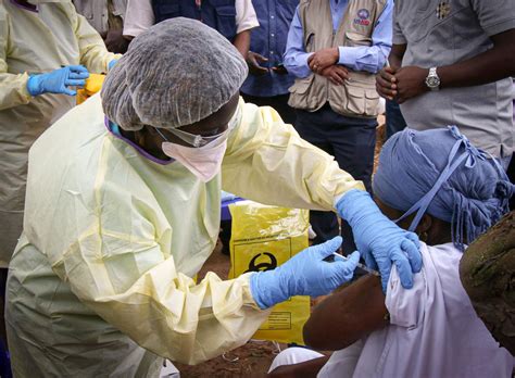 La vaccination contre Ebola commence en Guinée pour endiguer la