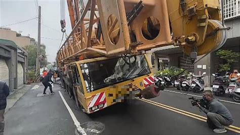 台中馬路「超大天坑」 80噸吊車傾斜「卡洞」 民視新聞網 Line Today