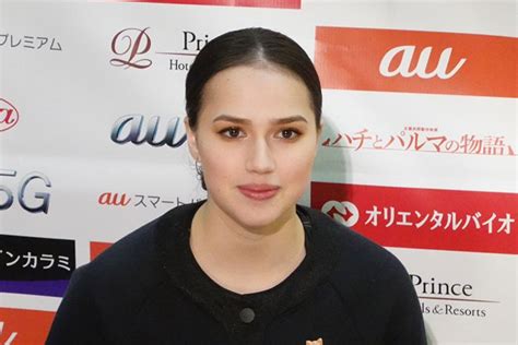 ザギトワ、肩出しミニワンピで19歳の魅力全開 階段ショットも披露「最高に美しい」 | ENCOUNT