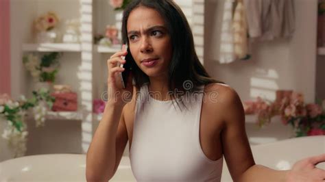 Menina Latina Etnia árabe Mulher Raiva Agressiva No Banheiro Doméstico Falando Celular