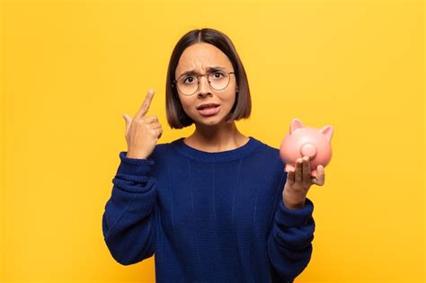 Mujer Latina Joven Que Parece Sorprendida Con La Boca Abierta Conmocionada D Ndose Cuenta De