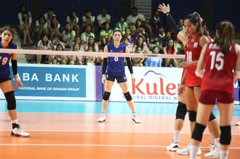 Hot girl bóng chuyền Nguyệt Anh quá xinh khiến fan Thái xin chụp ảnh