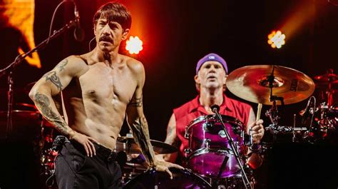 Red Hot Chili Peppers вернулись с клипом Black Summer