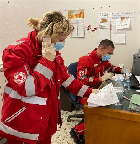 La Croce Rossa Tende La Mano Consegna Di Alimenti A Domicilio