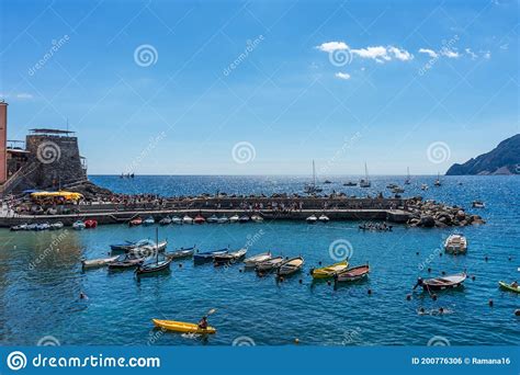 Vernazza Cinque Terre Italy 26 June 2018 Tourists Enjoying The